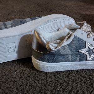 Women's memory foam shoes